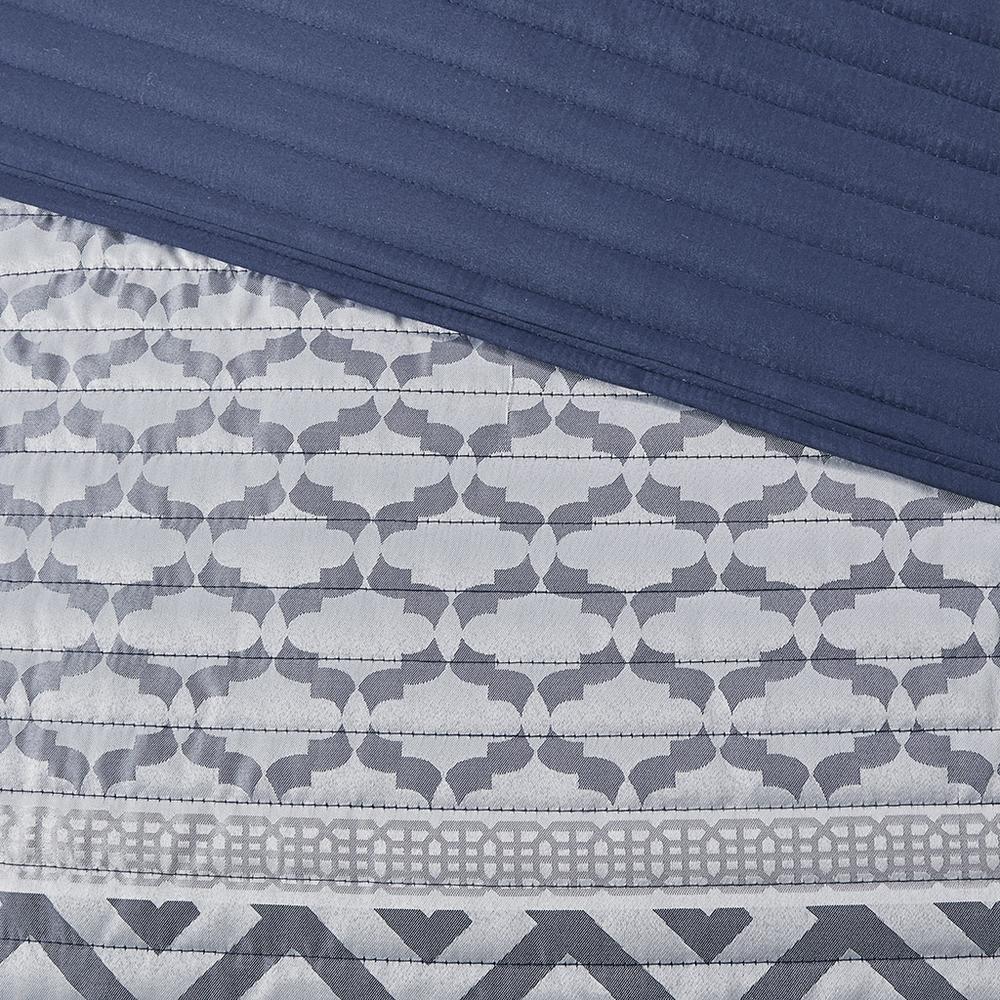 4 Piece Jacquard Quilt Set with Throw Pillow. Picture 2