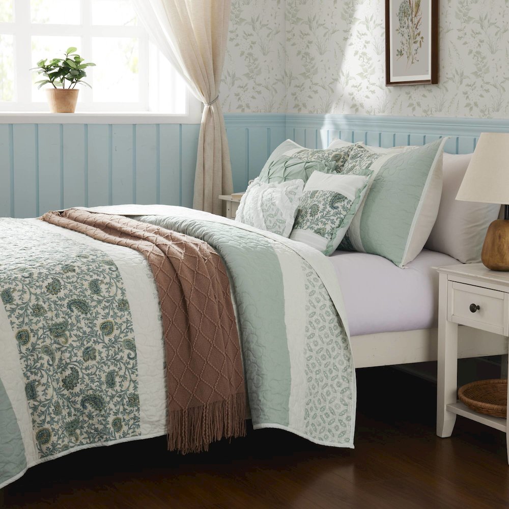 6 Piece Cotton Percale Quilt Set with Throw Pillows. Picture 4