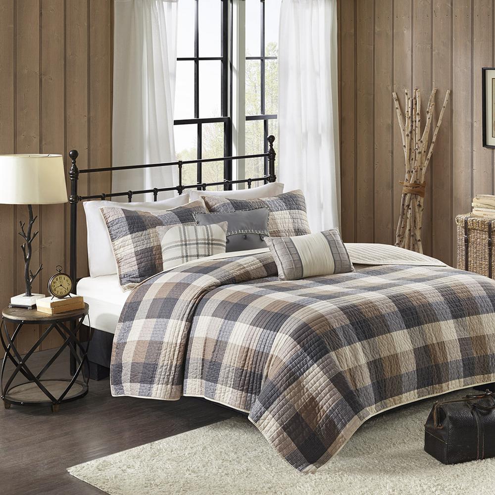 6 Piece Printed Herringbone Quilt Set with Throw Pillows. Picture 4