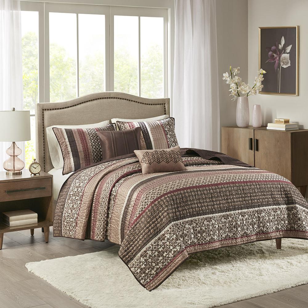 5 Piece Jacquard Quilt Set with Throw Pillows. Picture 4