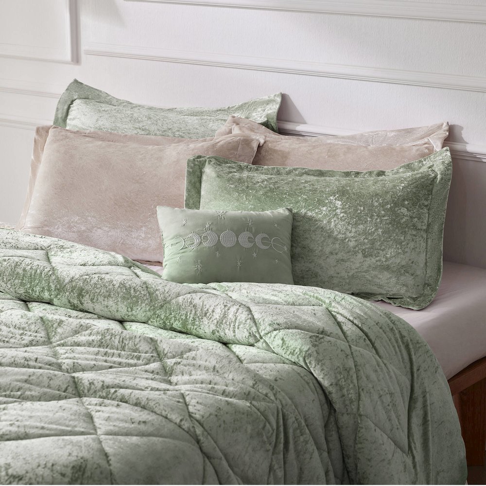 Felicia Velvet Comforter Set with Throw Pillow in Green Color. Picture 4