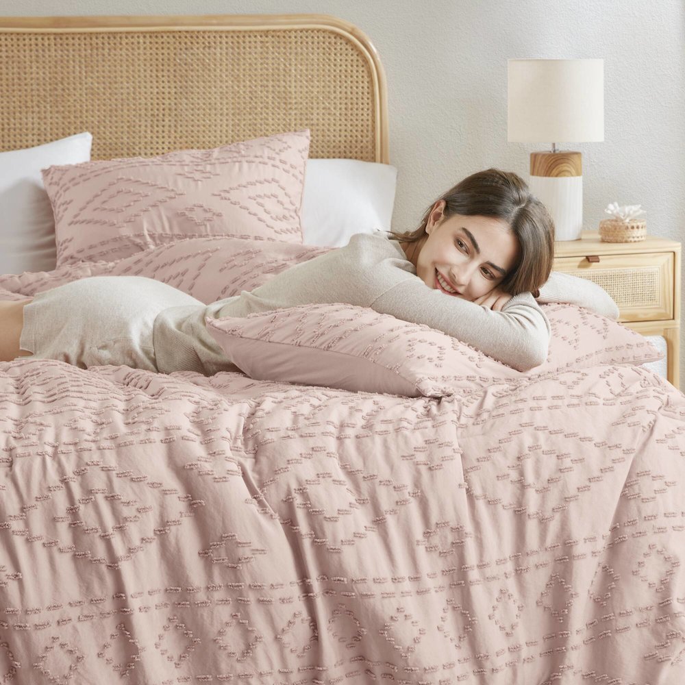 Gigi Comforter Mini Set, Pink color. Picture 3