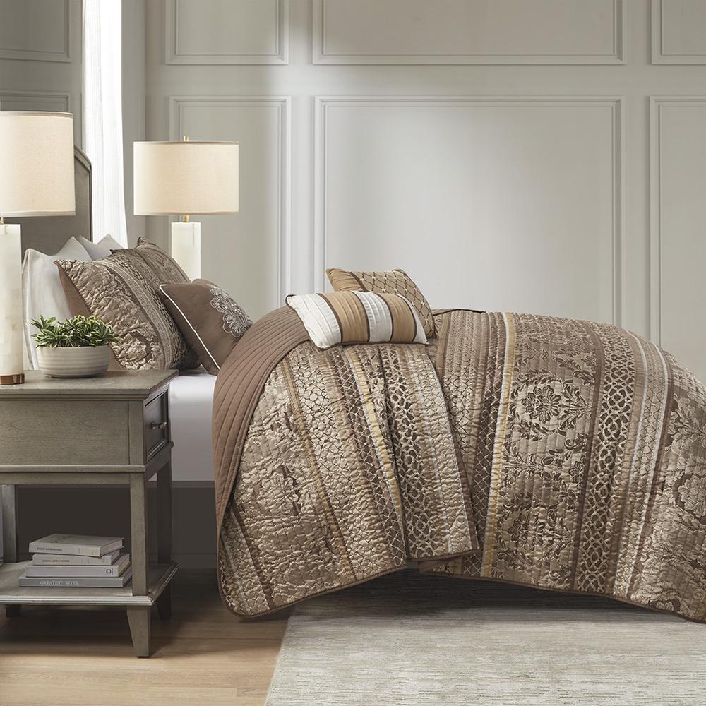 6 Piece Jacquard Quilt Set with Throw Pillows. Picture 3
