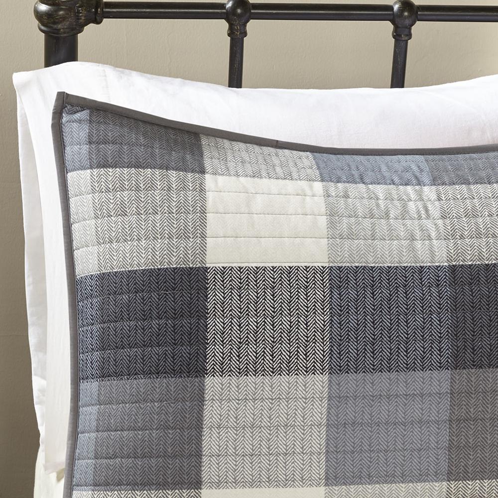 6 Piece Printed Herringbone Quilt Set with Throw Pillows. Picture 5