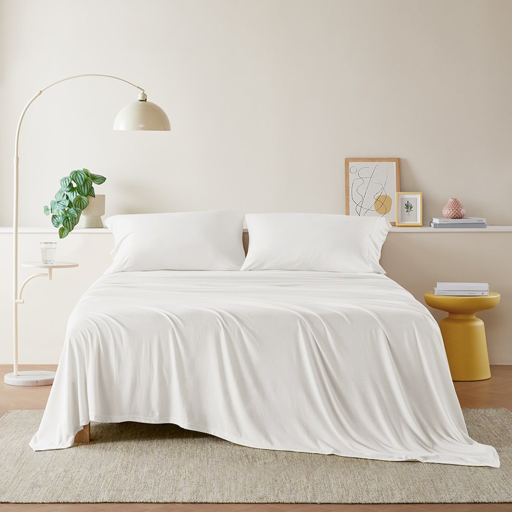 Cotton Blend Jersey Knit All Season Sheet Set, White color. Picture 1