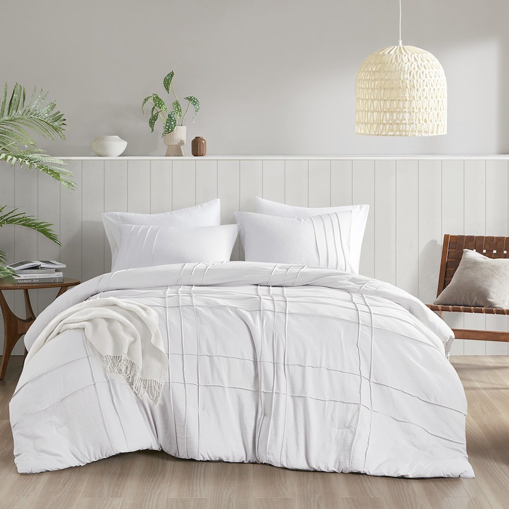 Porter Soft Washed Pleated Comforter Set, White color. Picture 1