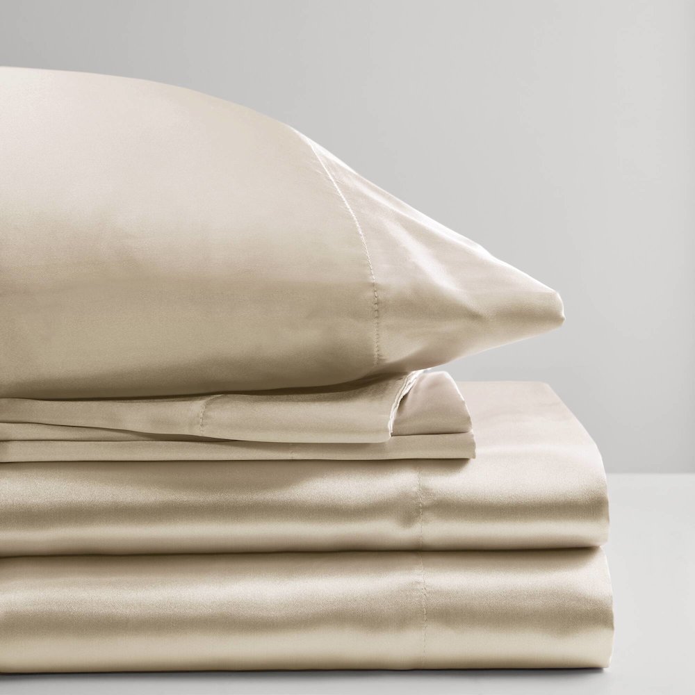 Satin Luxury Sheet Set in Champagne. Picture 4