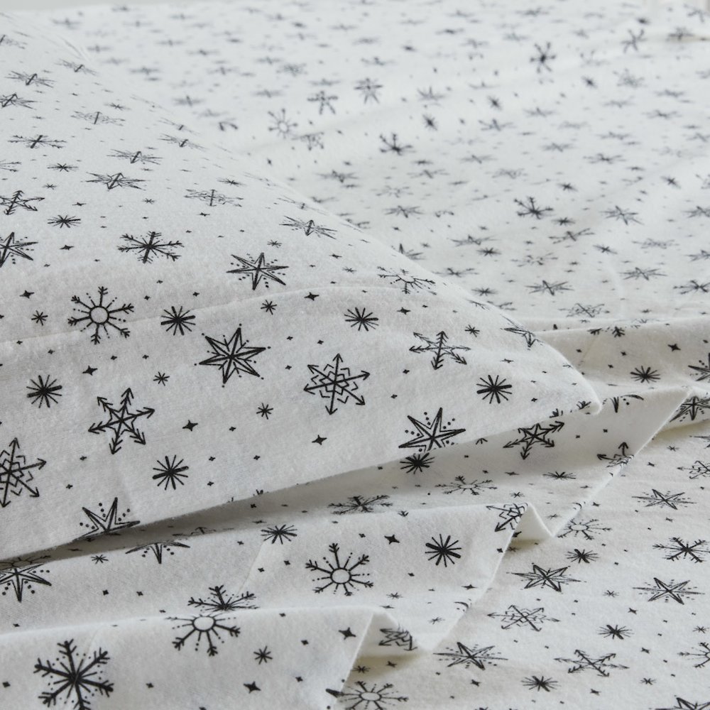 Oversized Cotton Flannel 4 Piece Sheet Set in Black Snowflakes. Picture 2