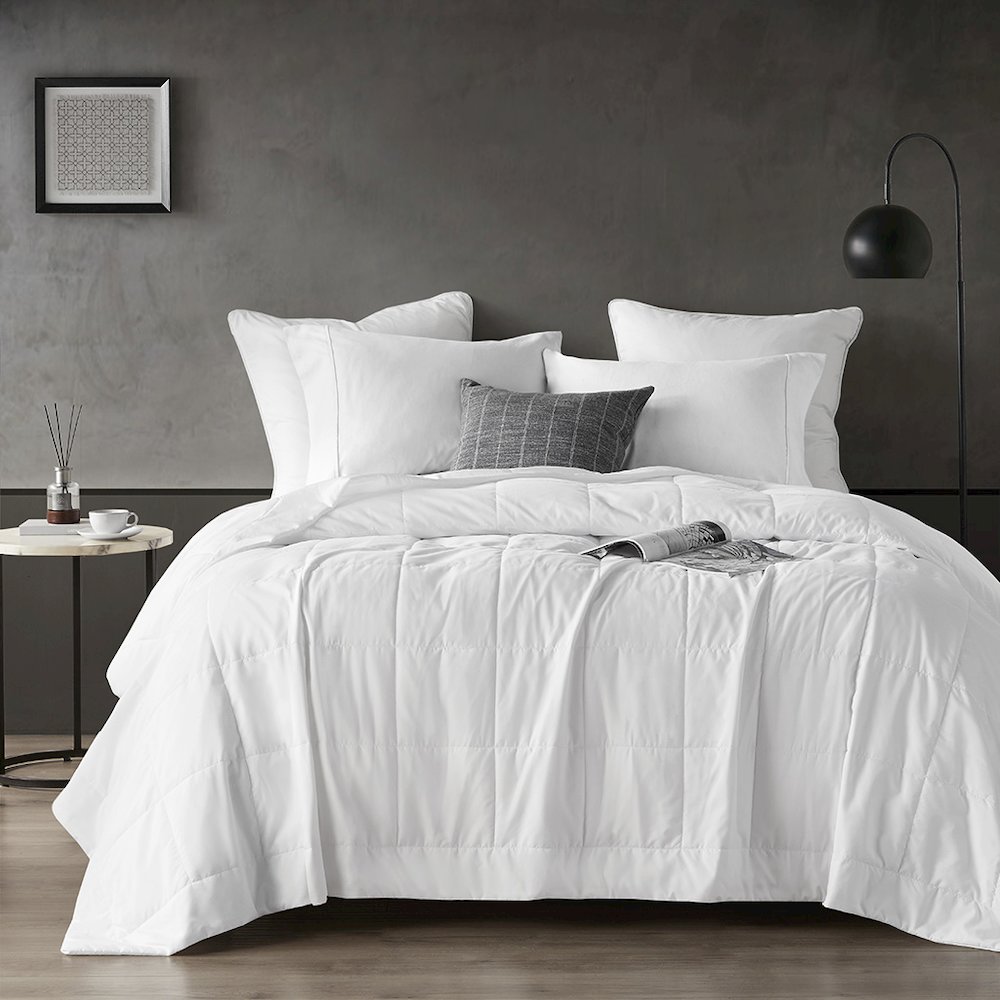 Cooling Touch Down Alternative Blanket in White Color. Picture 1