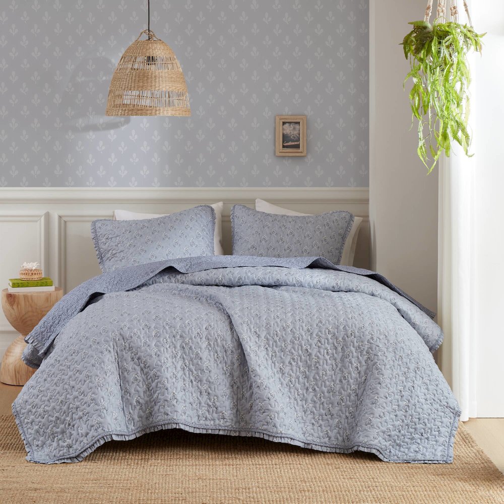 Linwood Ruffle Printed Quilt Set. Picture 1