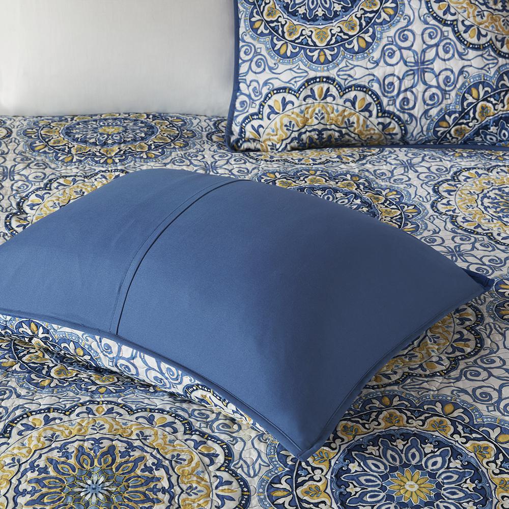 6 Piece Reversible Quilt Set with Throw Pillows. Picture 1
