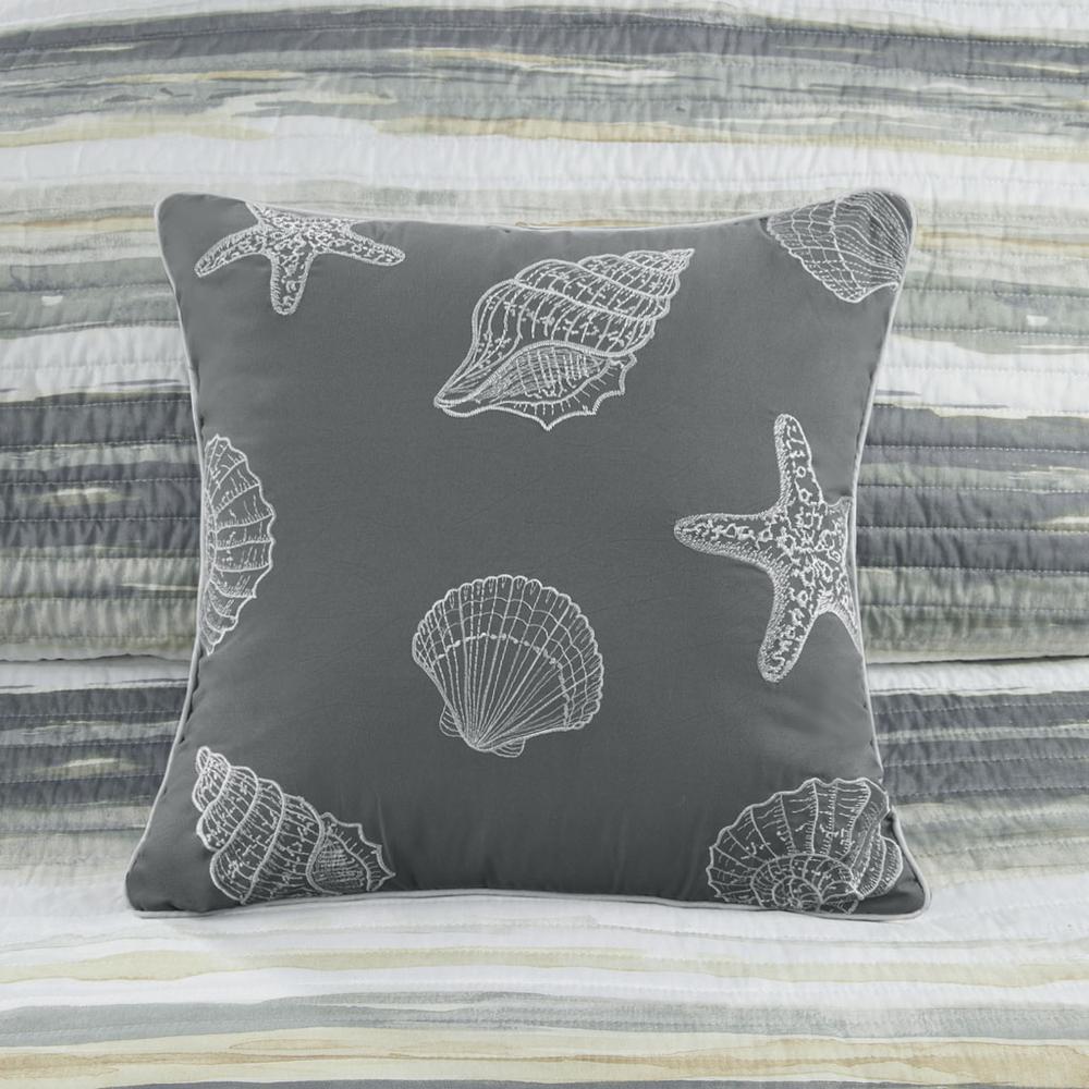6 Piece Printed Quilt Set with Throw Pillows. Picture 1