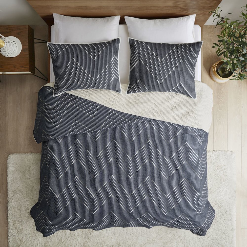 3 Piece Embroidered Cotton Quilt Set. Picture 2