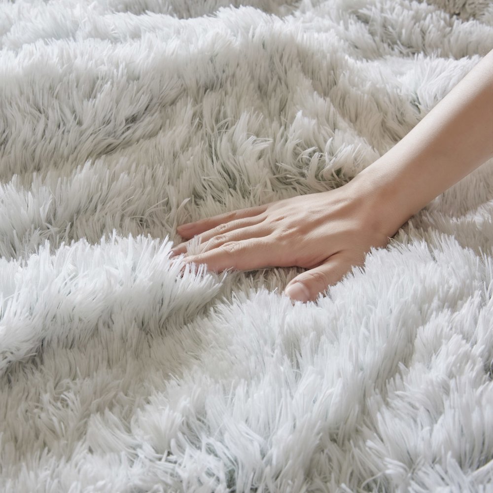 Malea Shaggy Faux Fur Comforter Mini Set in Green/White Color. Picture 4