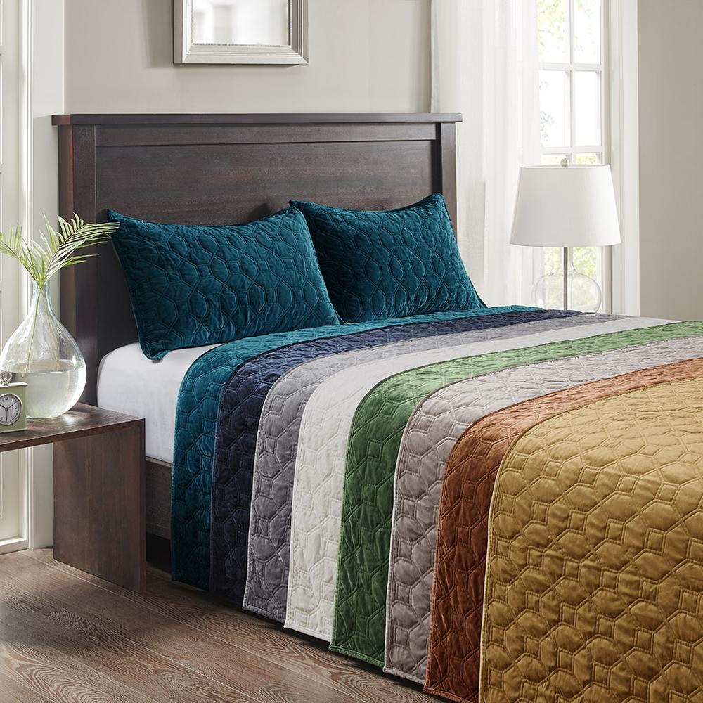 Harper 3 Piece Velvet Quilt Set, Rust color. Picture 5