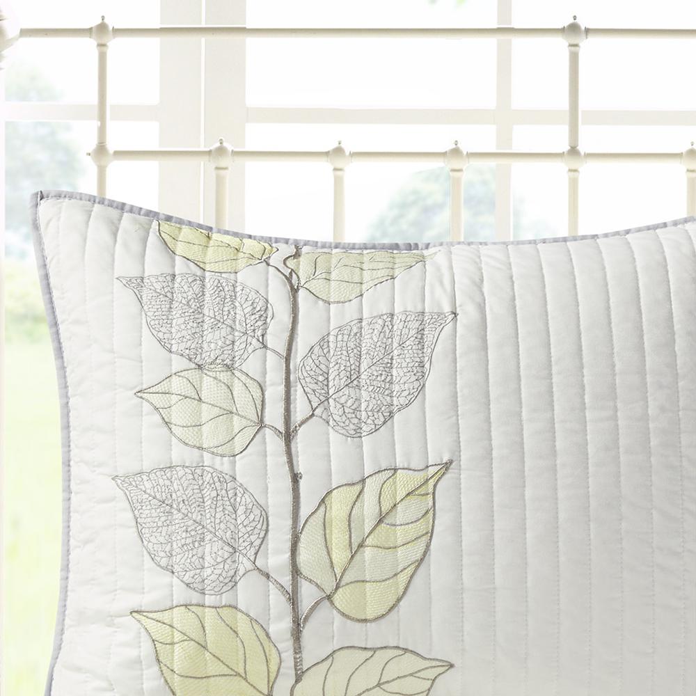 6 Piece Embroidered Quilt Set with Throw Pillows. Picture 2