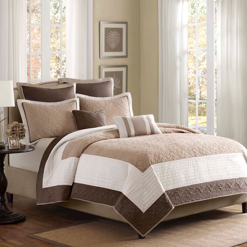 7 Piece Quilt Set with Euro Shams and Throw Pillows. Picture 1