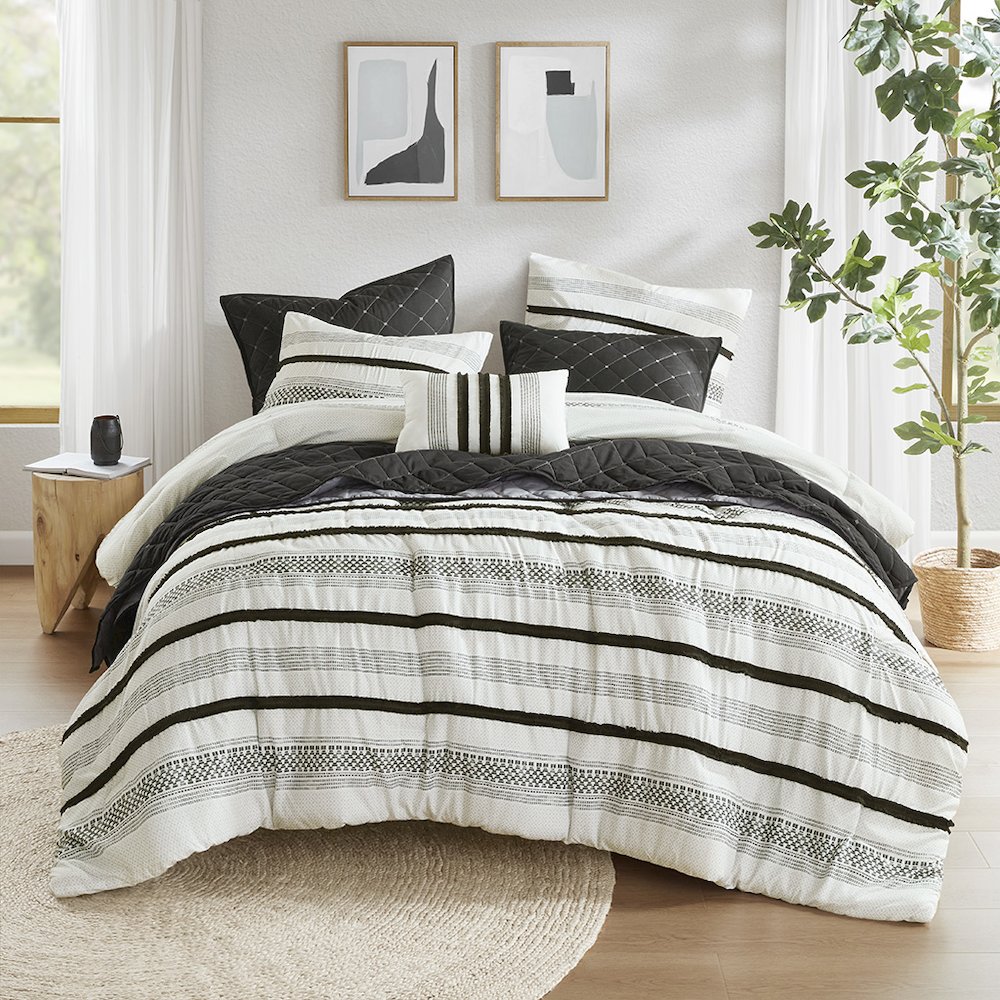 Carolina 7 Piece Stripe Comforter and Quilt Set, Black color. Picture 2