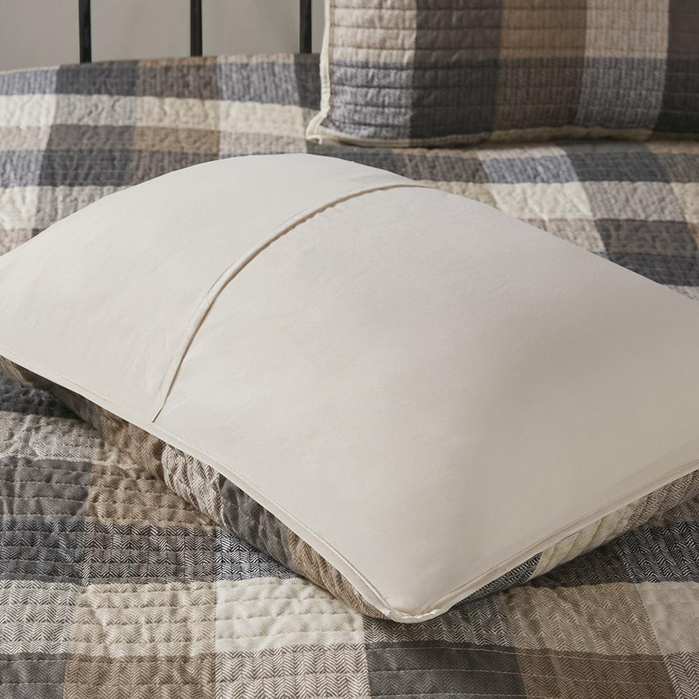 6 Piece Printed Herringbone Quilt Set with Throw Pillows. Picture 5