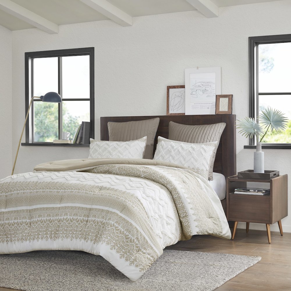 3 Piece Cotton Comforter Set with Chenille Tufting. Picture 4