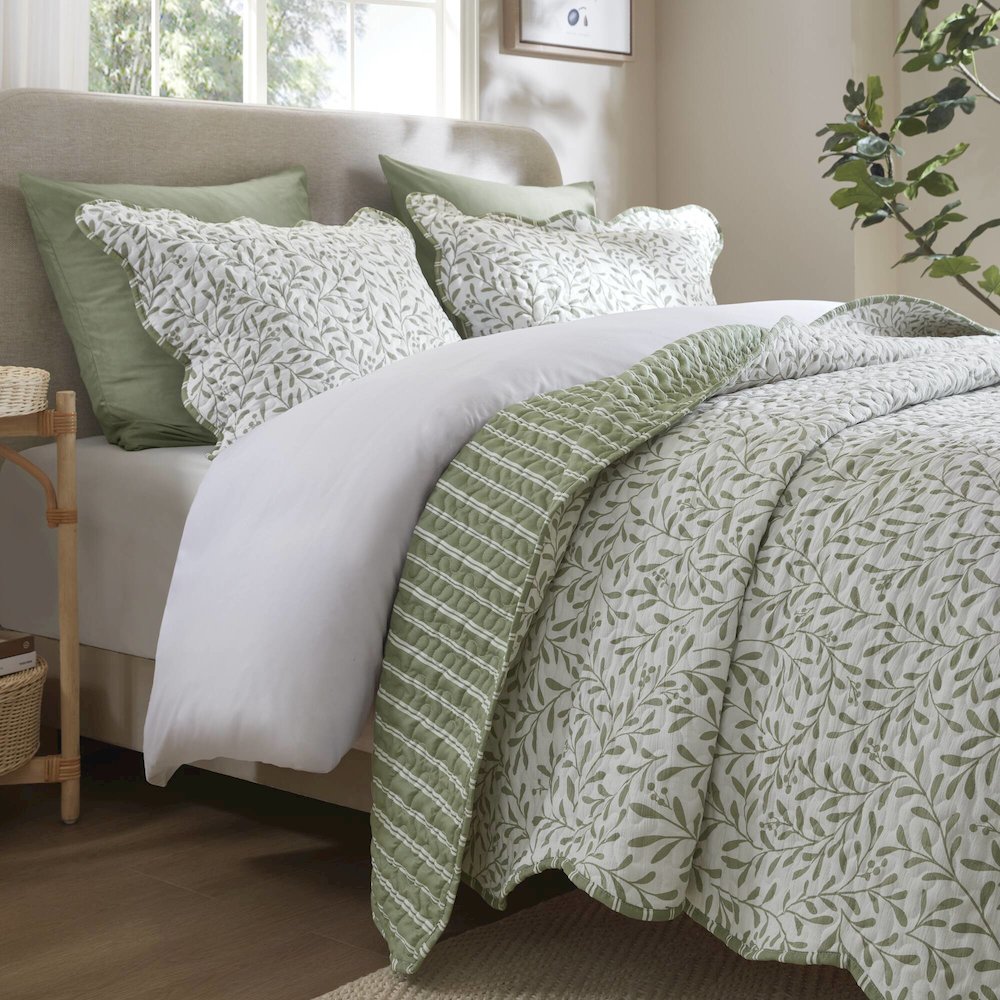 Darcy 3 Piece Print Quilt Set. Picture 2