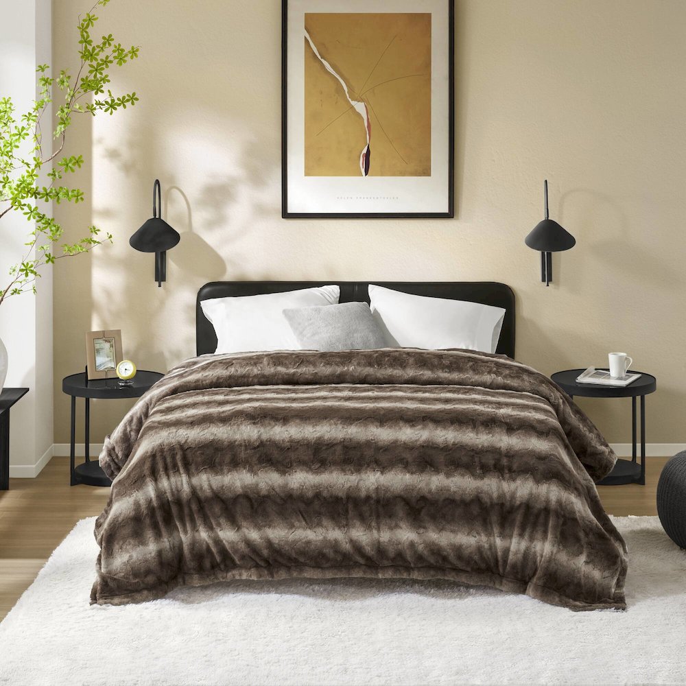 Zuri Faux Fur Blanket, Brown color. Picture 2