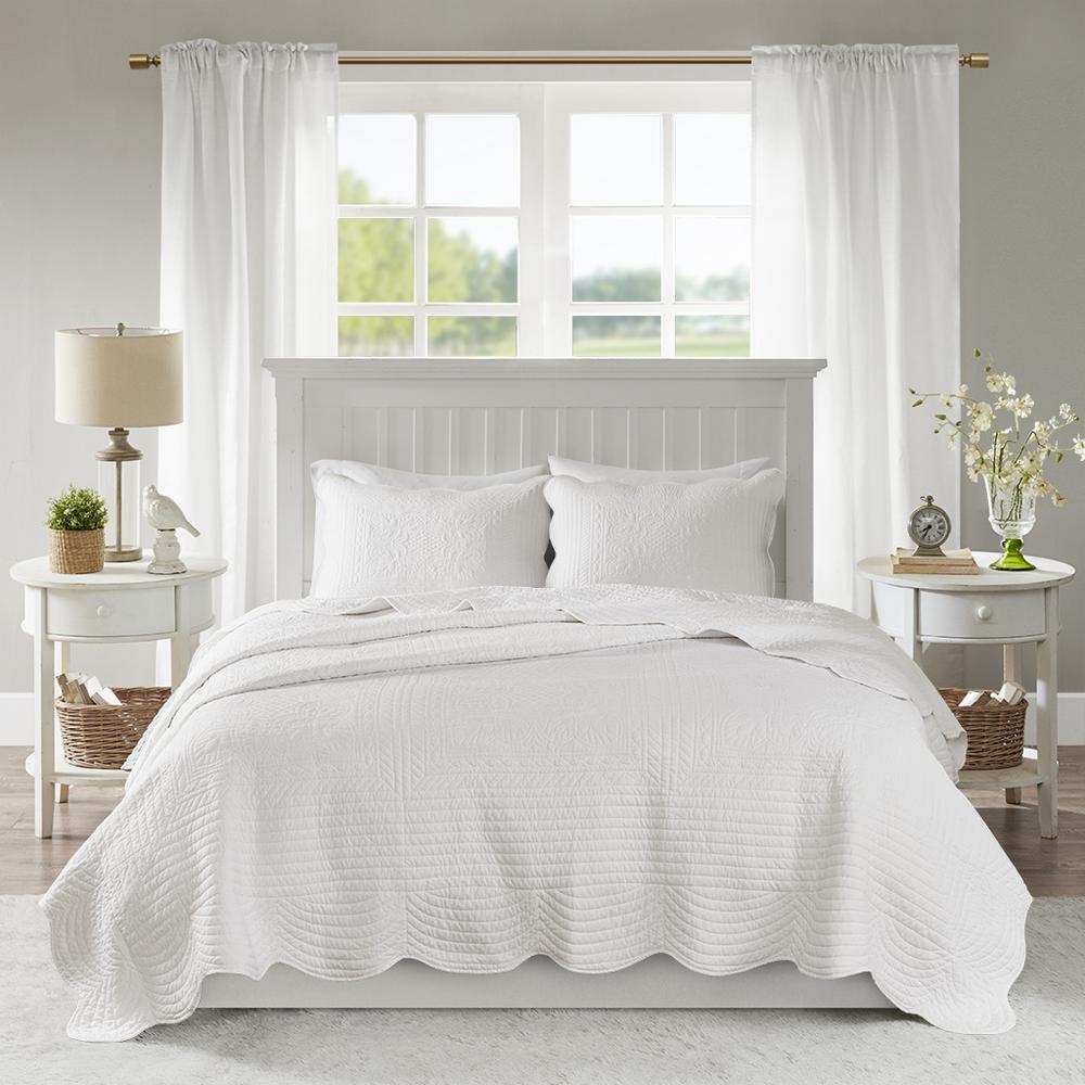 3 Piece Reversible Scalloped Edge Quilt Set. Picture 3