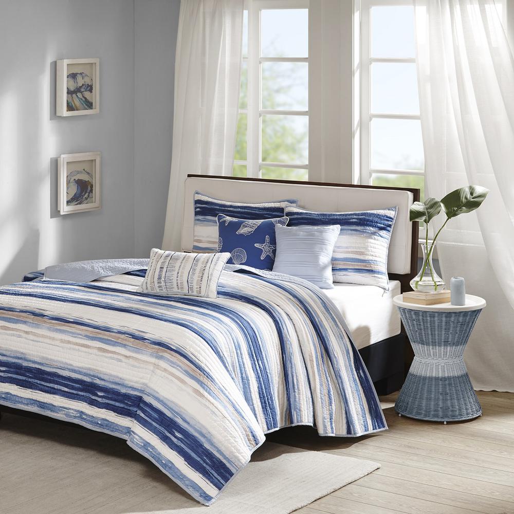 6 Piece Printed Quilt Set with Throw Pillows. Picture 4