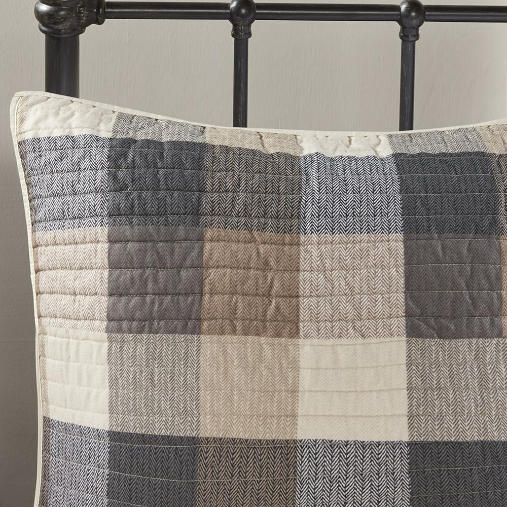 6 Piece Printed Herringbone Quilt Set with Throw Pillows. Picture 2