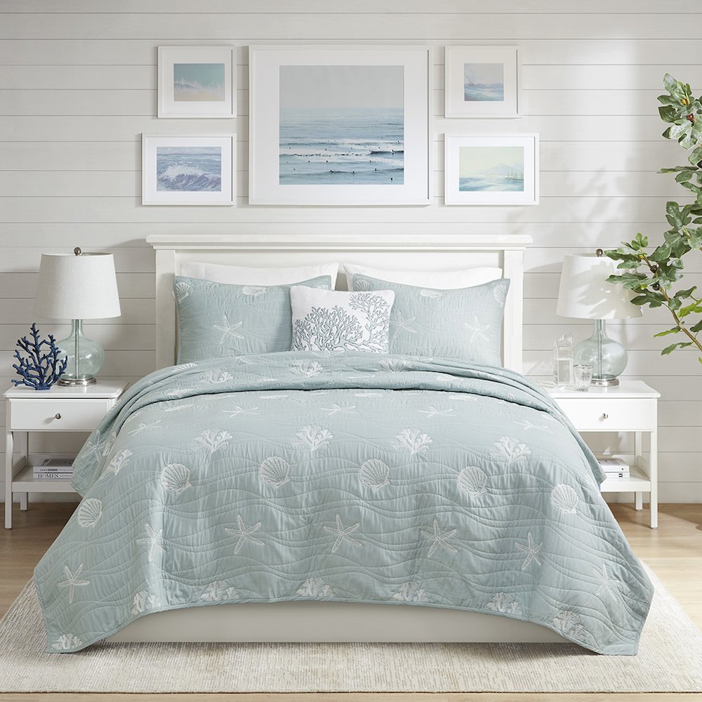 4 Piece Cotton Reversible Embroidered Quilt Set with Throw Pillow. Picture 3