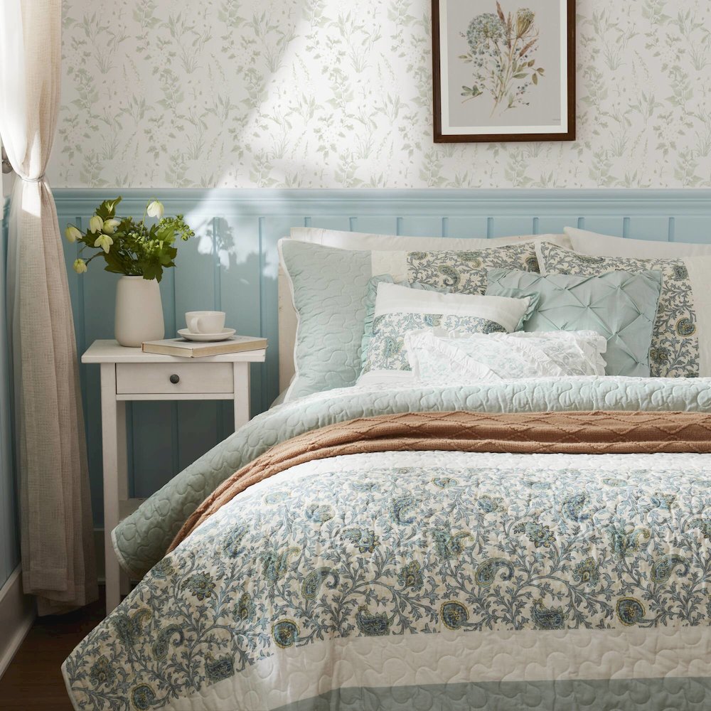 6 Piece Cotton Percale Quilt Set with Throw Pillows. Picture 2