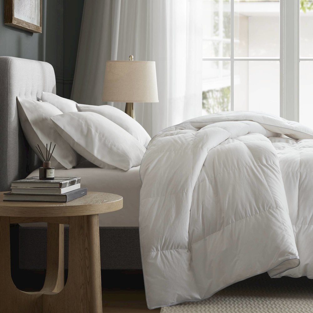 100% Cotton Shell Comforter, White color. Picture 3