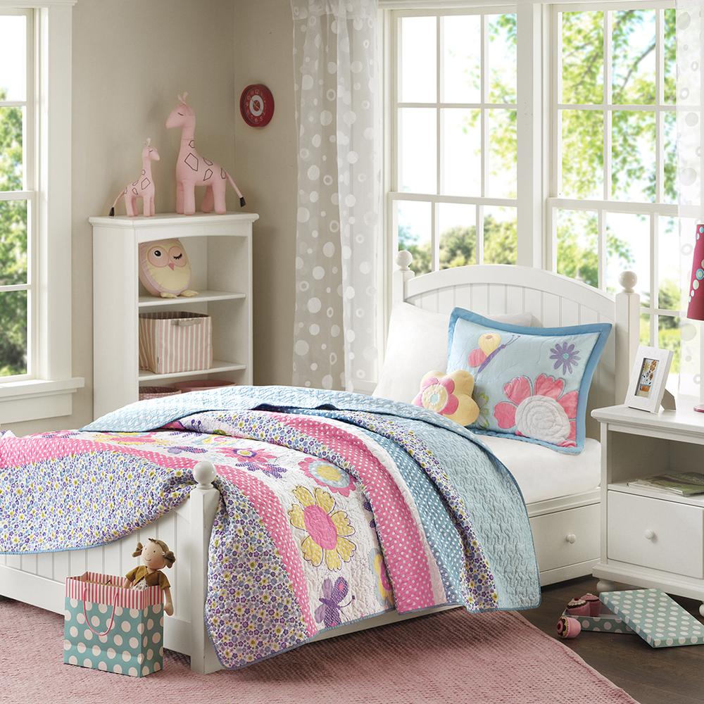 Reversible Quilt Set with Throw Pillow. Picture 1