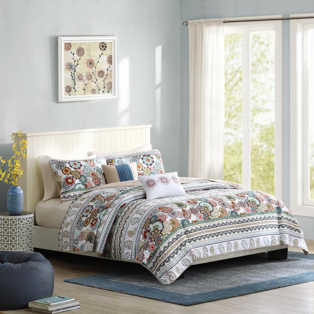 Reversible Quilt Set with Throw Pillows. Picture 4