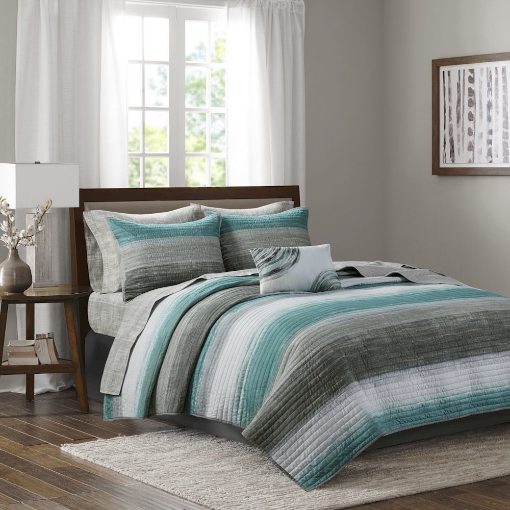 8 Piece Quilt Set with Cotton Bed Sheets. Picture 3