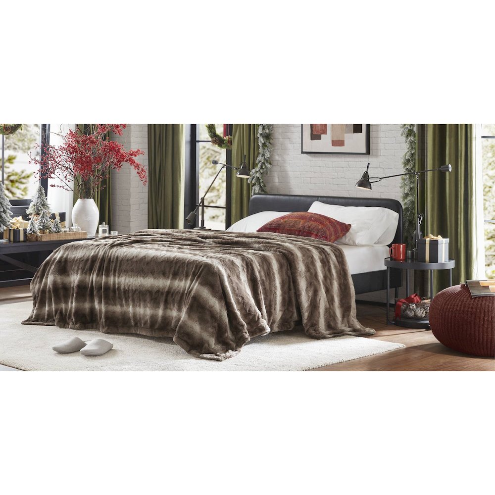 Zuri Faux Fur Blanket, Brown color. Picture 5