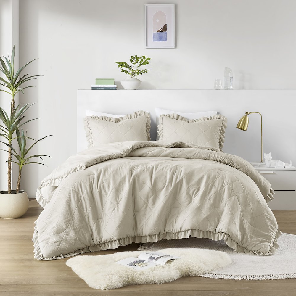Diamond Quilted Ruffle Edge Comforter Set. Picture 1