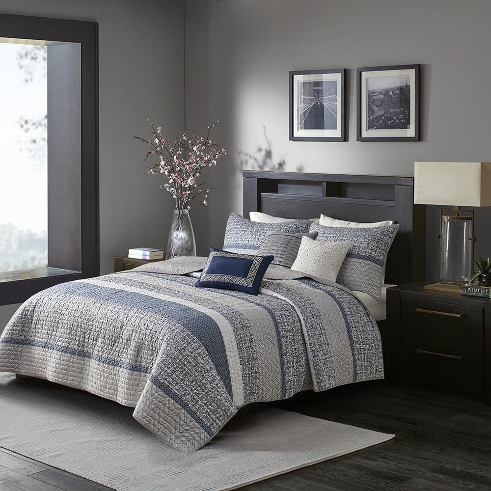 6 Piece Reversible Jacquard Quilt Set with Throw Pillows. Picture 4