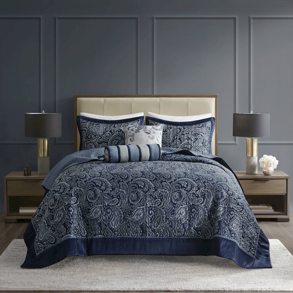 5 Piece Jacquard Bedspread Set with Throw Pillows. Picture 1