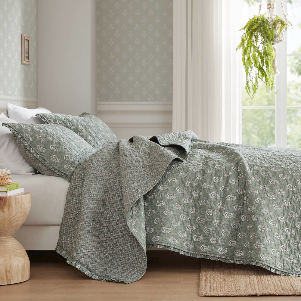 Linwood Ruffle Printed Quilt Set. Picture 4