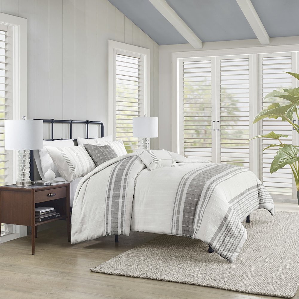 5 Piece Cotton Jaquard Duvet Set. Picture 4