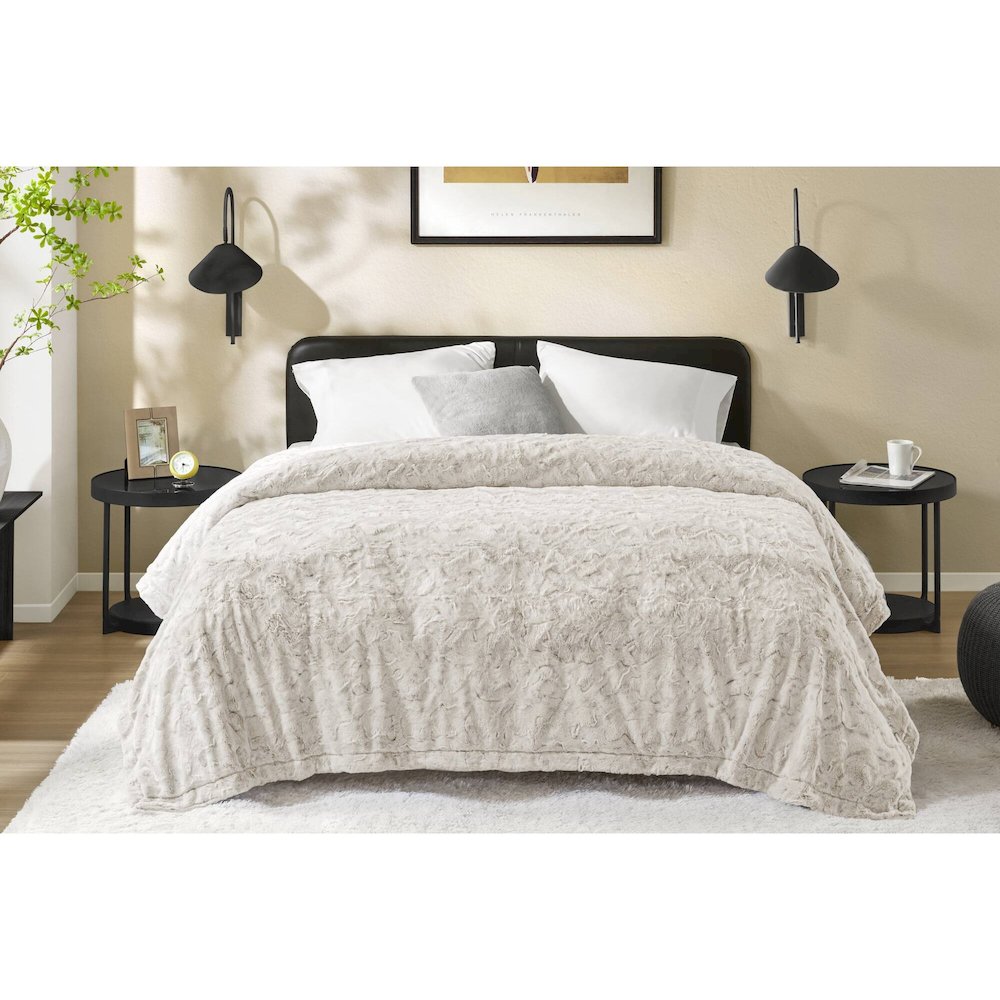 Zuri Faux Fur Blanket, Grey color. Picture 5