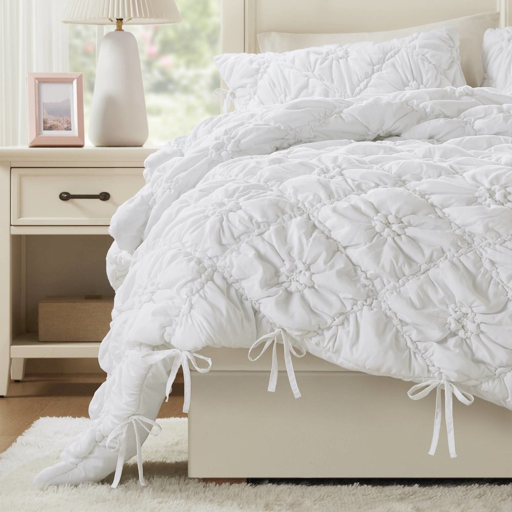 Lily 3PCS Comforter Set, White color. Picture 3