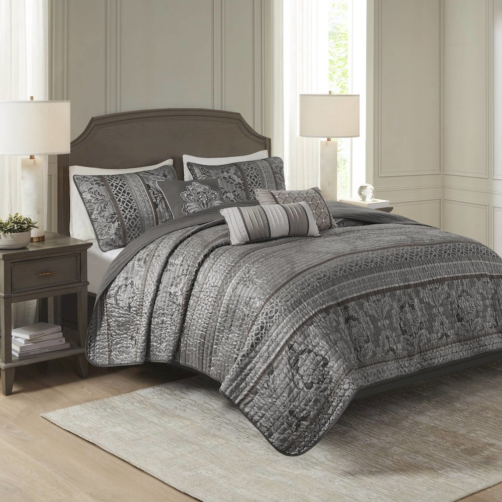 6 Piece Jacquard Quilt Set with Throw Pillows. Picture 3