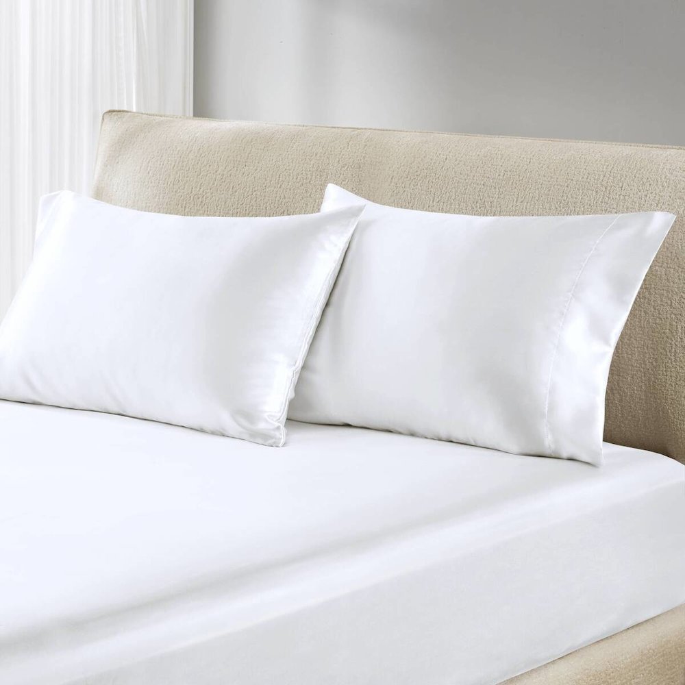 Satin Luxury 2 PC Pillowcases, White color. Picture 1