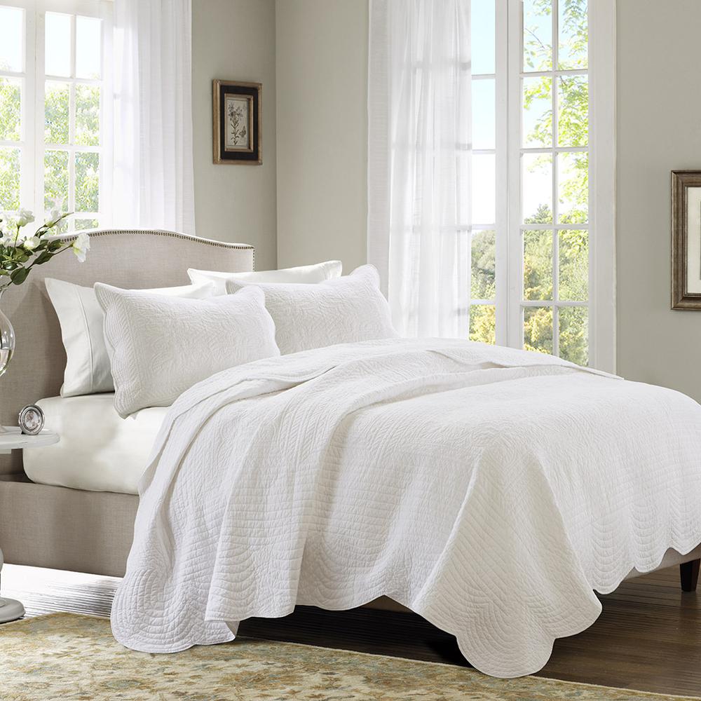 3 Piece Reversible Scalloped Edge Quilt Set. Picture 4
