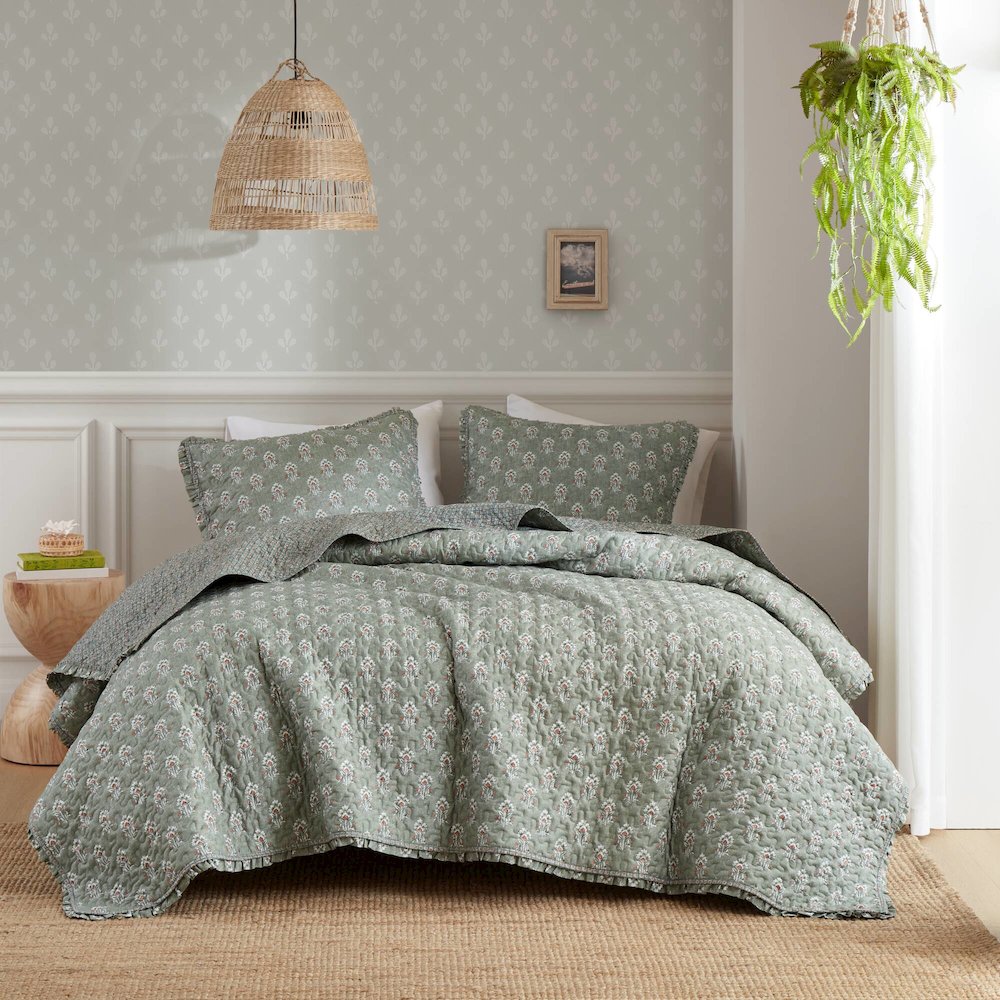 Linwood Ruffle Printed Quilt Set. Picture 1