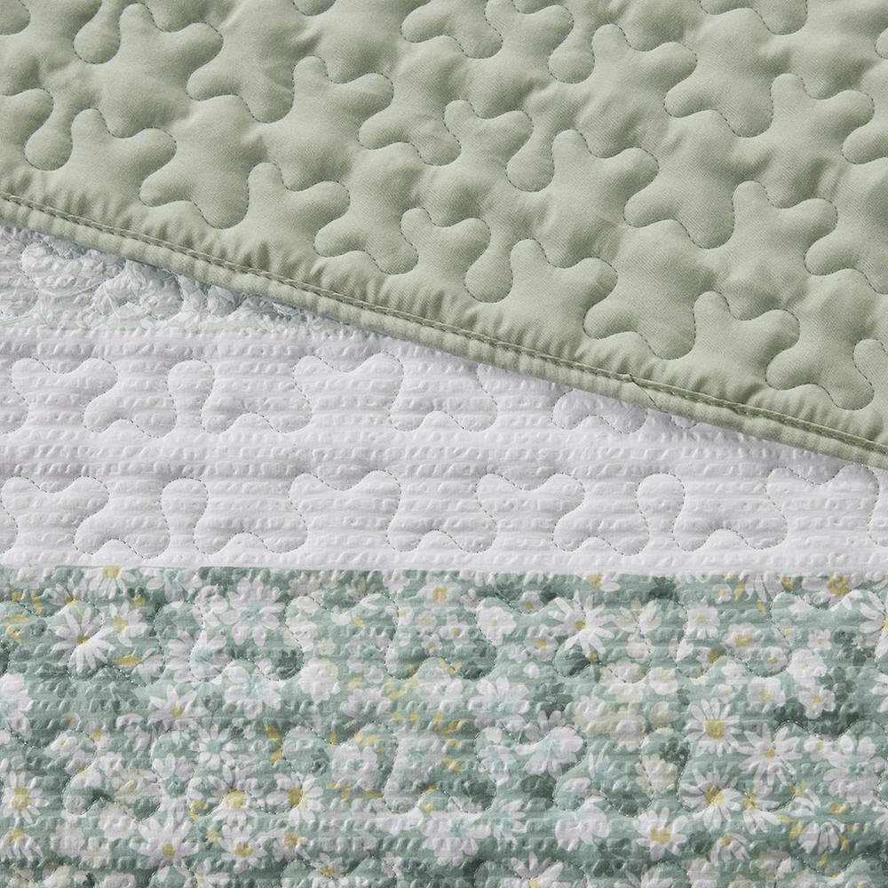 4 Piece Seersucker Quilt Set with Throw Pillow. Picture 4