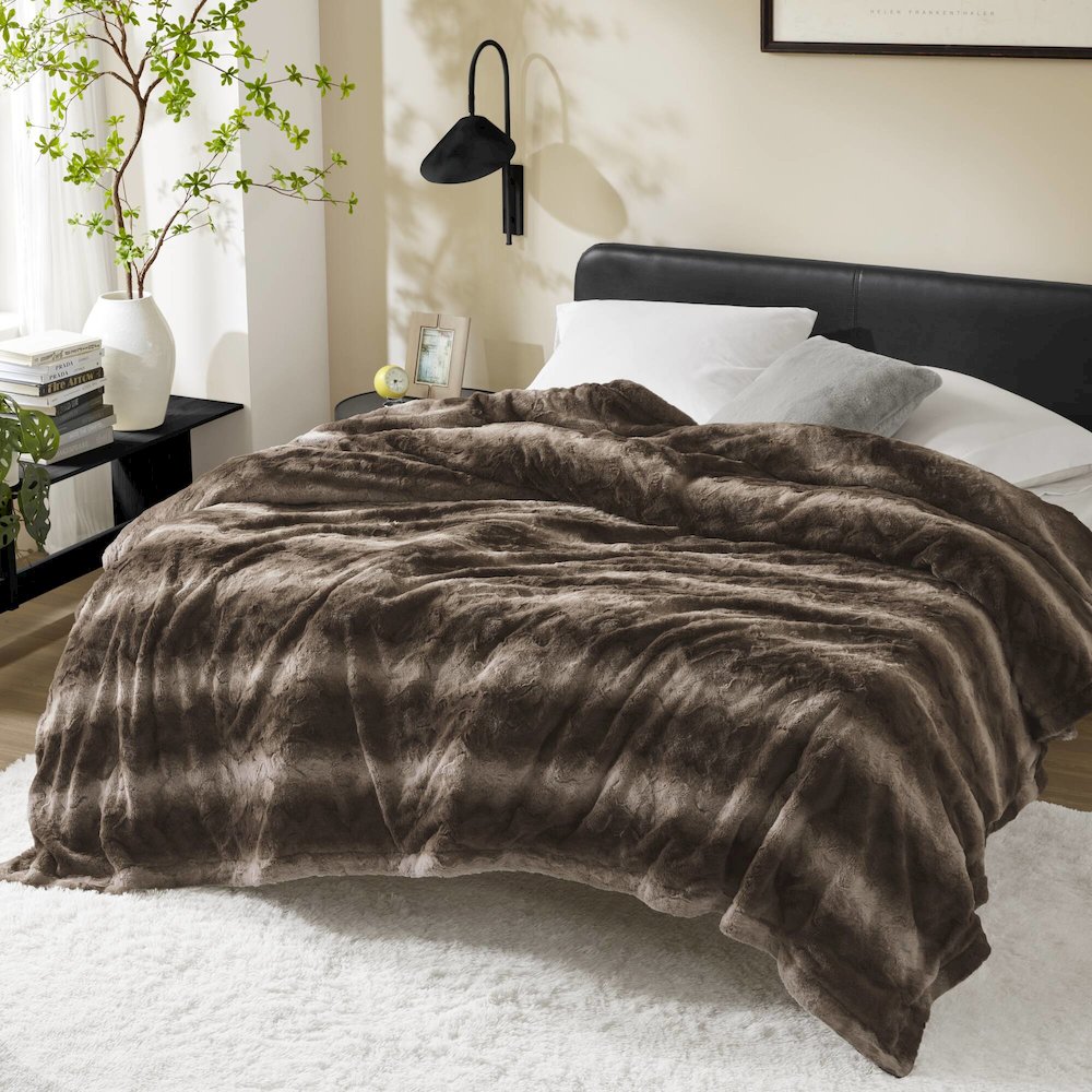 Zuri Faux Fur Blanket, Brown color. Picture 1