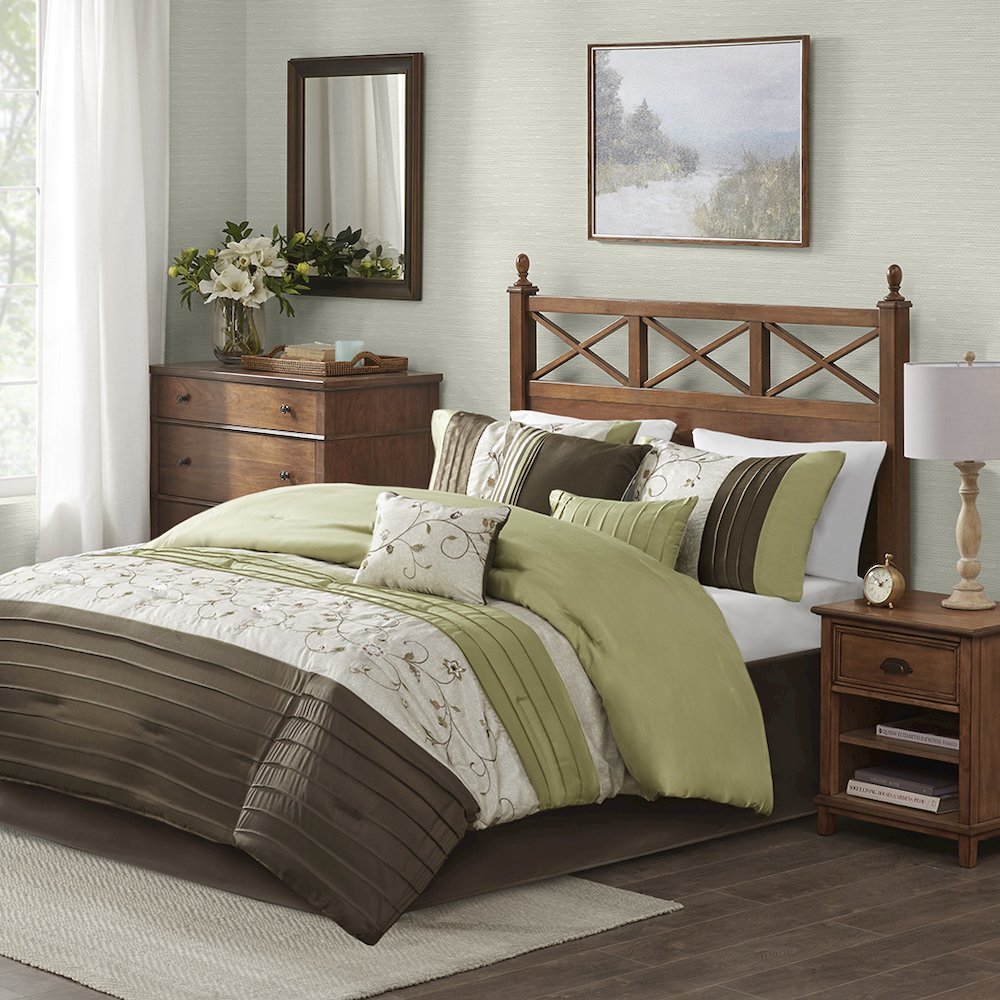 Embroidered 7 Piece Comforter Set. Picture 4